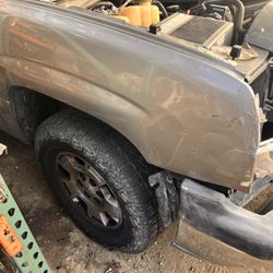 Pair Of Er & Left Fenders Are Avalanche 2004 Avalanche.