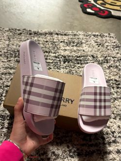 Pink Burberry sldies