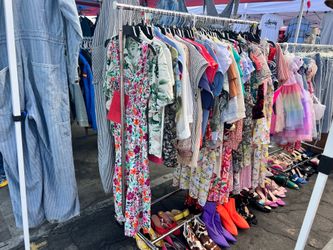 80 chenault women’s pieces total size medium tops and dresses - 80 piezas