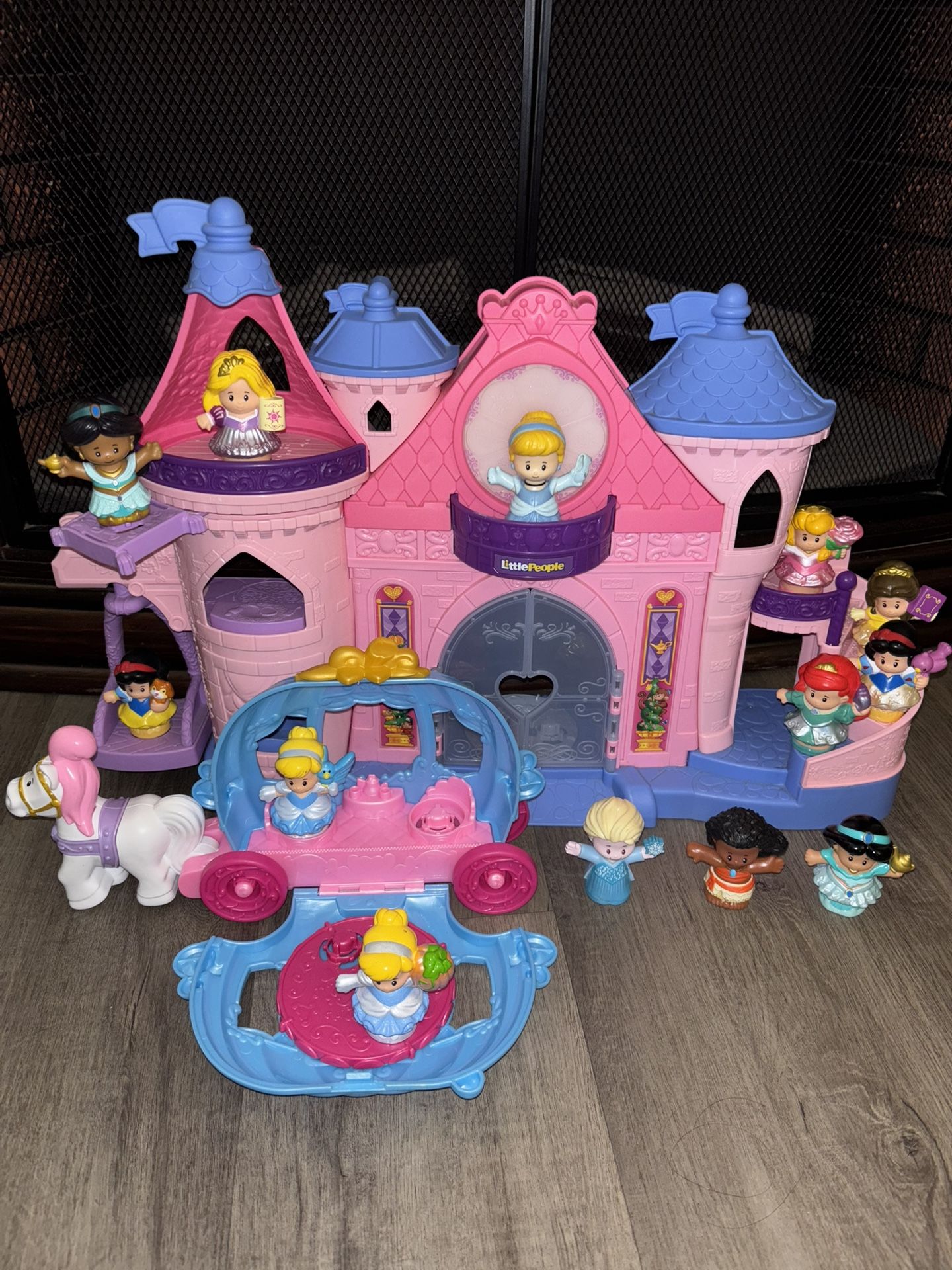 Little people Castle, Dolls, and Carriage