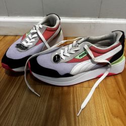 Women Pumas Sneakers