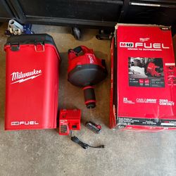 Milwaukee M18 FUEL 18-Volt Lithium-Iron Cordless Plumbing Drain Snake Auger Kit with w/ CABLE DRIVE & 5/16 in. x 35 ft. Cable