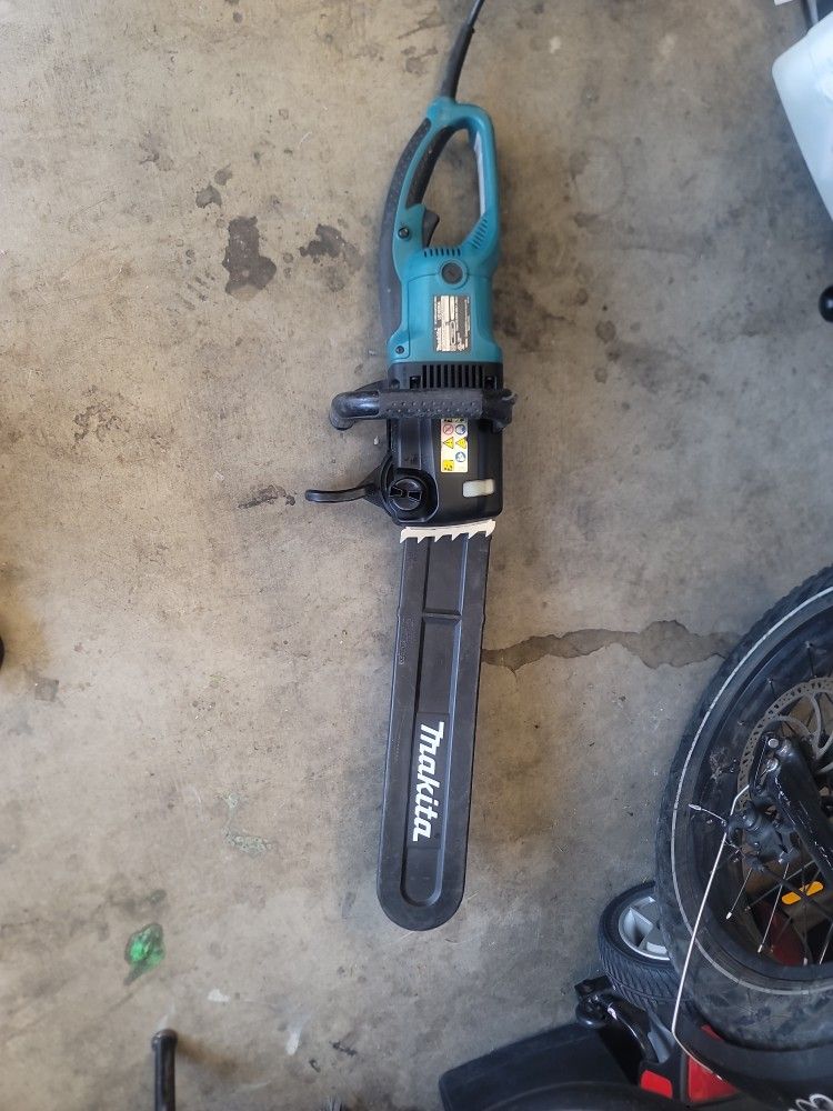 Makita 16" Chainsaw