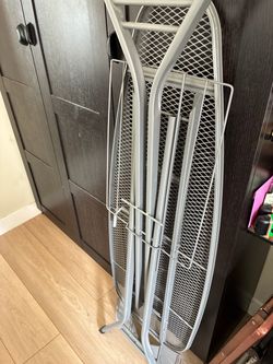 Foldable ironing board