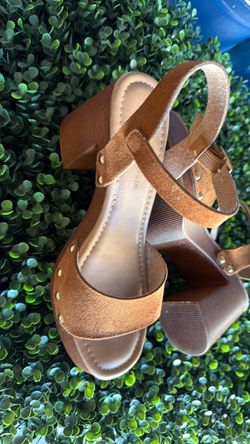 Women’s shoes size 7 .5
