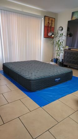 NEW QUEEN SIZE BEAUTYREST MATTRESS FOR SALE! IN EXCELLENT CONDITION, FREE DELIVERY