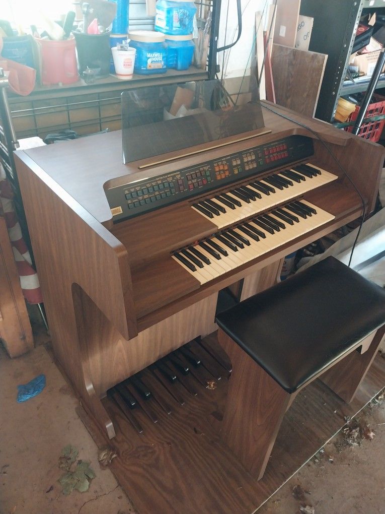 Lowery Deluxe Organ