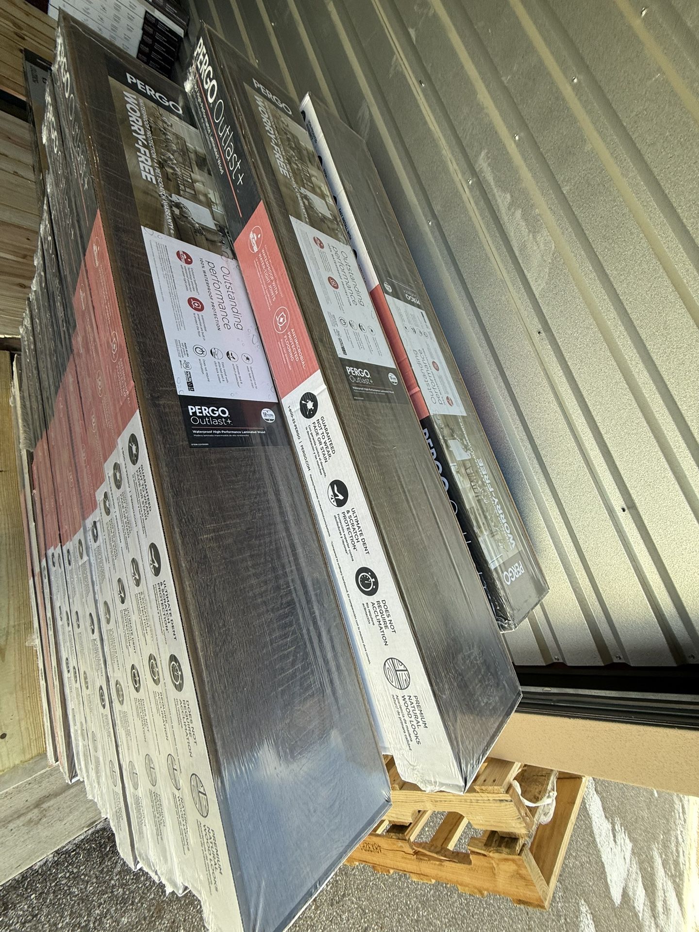 Pergo Outlast+ Cocoa Walters Oak 12 mm Waterproof Laminate Wood Flooring (19.63 sq. ft./case)