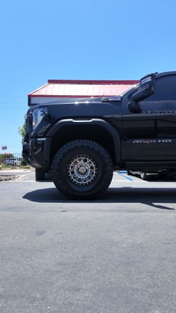 Chrome km444 with powder coated gloss black beadlock rings