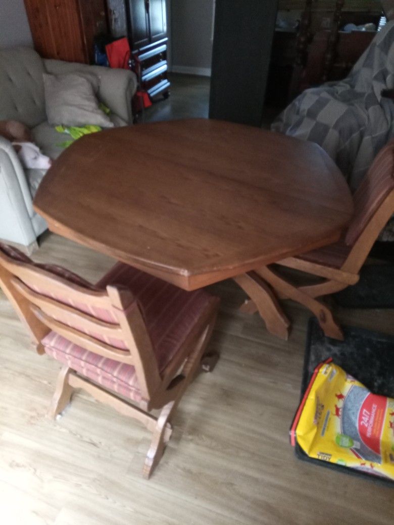 KITCHEN TABLE AND 5 Chairs. In Good Condition