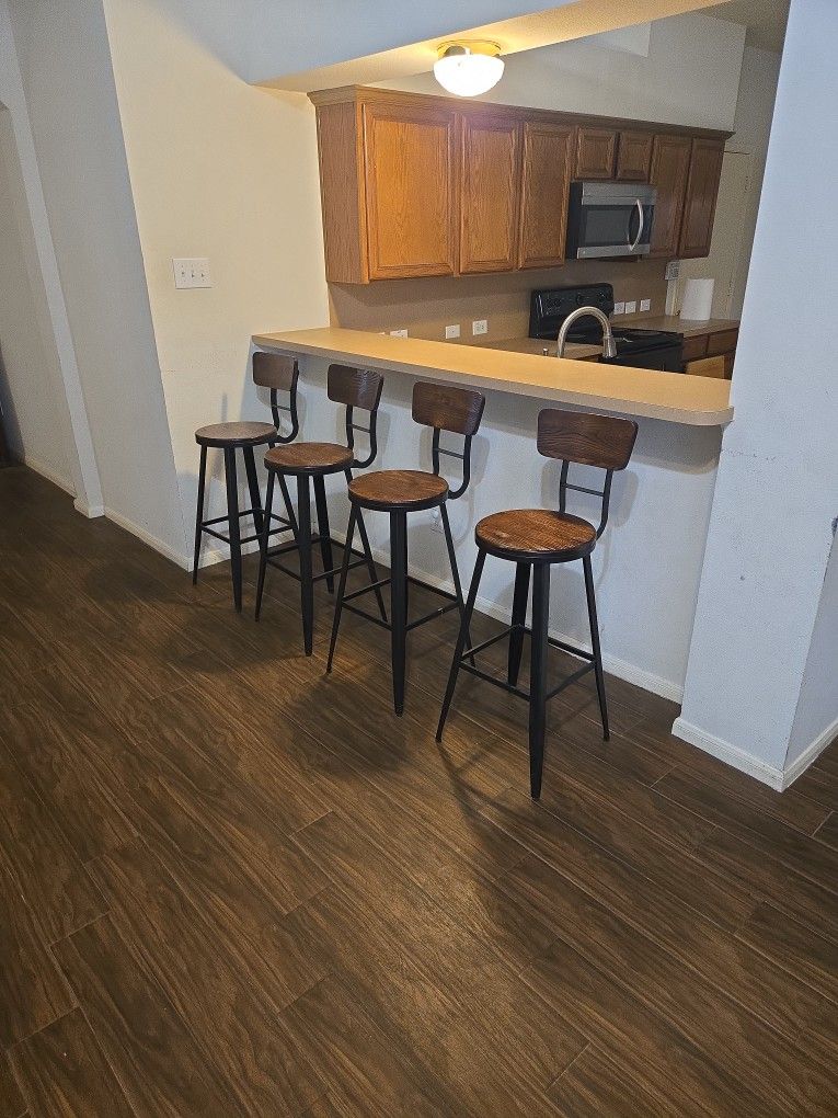 4 BAR STOOLS