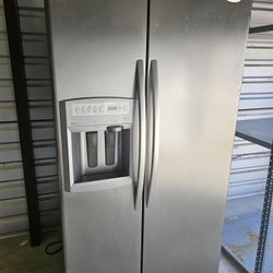 Whirlpool Refrigerator Works Great! Delivery Available 