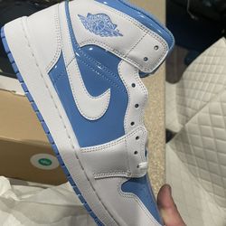 Jordan 1 Mid Legend Blues