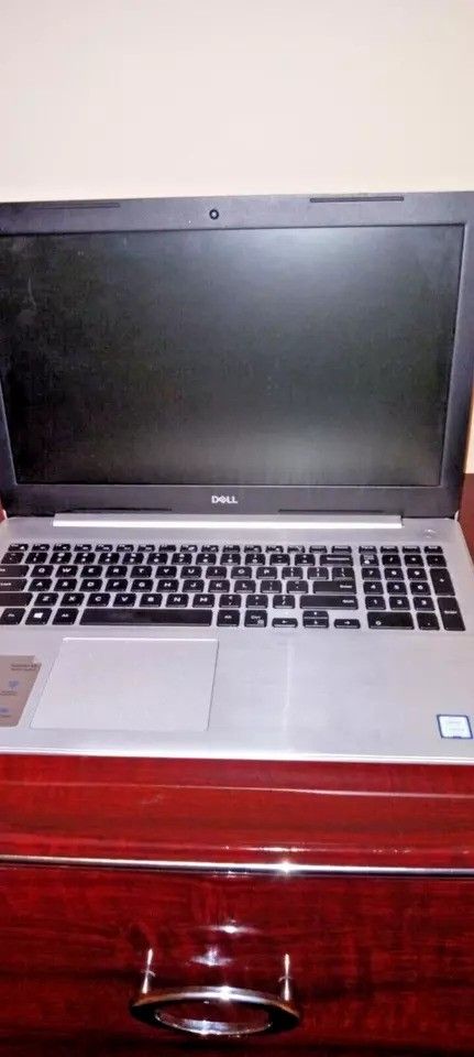 Dell Inspiron 15-5000 5570, i3, 8th Gen 2.2 GHz , 4gb ram, 16gb msata 500gb hdd