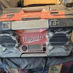 Milwaukee Radio/Battery Charger