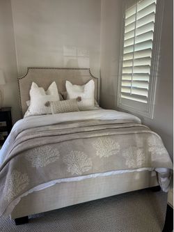 Kingston Upholstered Queen Size Bed