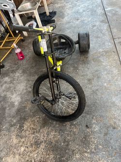 Razor DXT Drift Trike - Black/Yellow Steel Frame, 3-Wheeled Ride on Tricycle for Teens and Adults