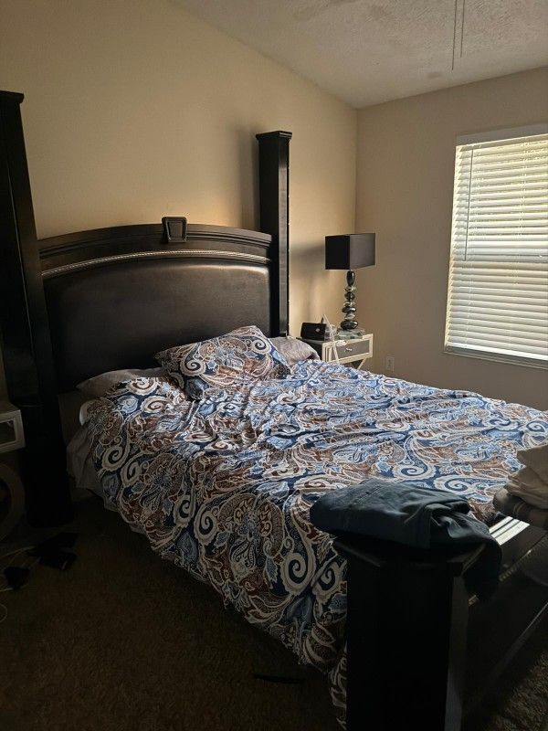 2 Bedroom Sets, Night Stands and Kitchen Table 4 sale 