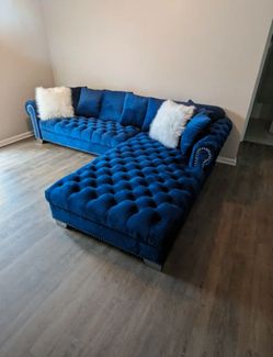 Divine 2PC Tufted Velvet Sectional w Pillows