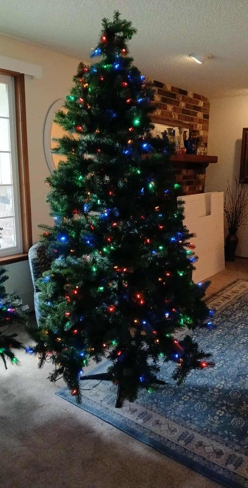 Christmas Tree Easy SET Up, White Or Multi Colored Lights 7.5 Full Tree Smoke Free Home. Has New Red Bag For Storage.