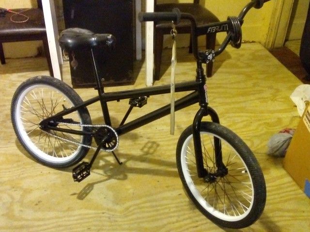 MADDGEAR 20 INCH BMX BIKE