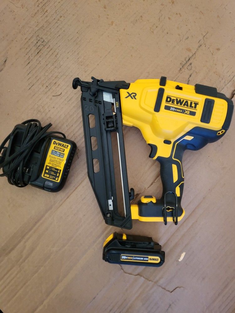  DEWALT  20V MAX XR Lithium-Ion Electric Cordless 16-Gauge Angled Finishing Nailer +Battery-Charger.
