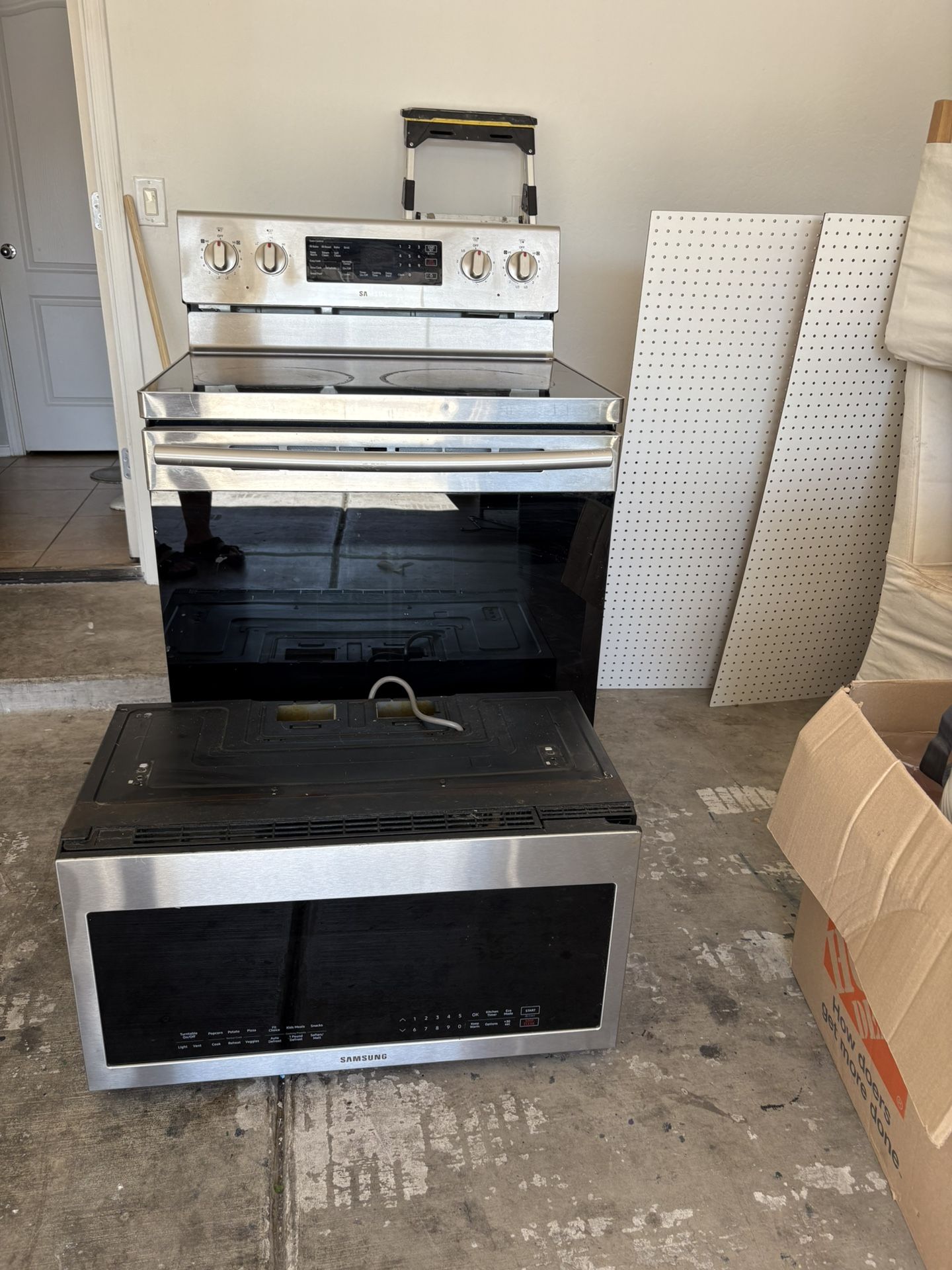 Samsung Stove And Microwave Set