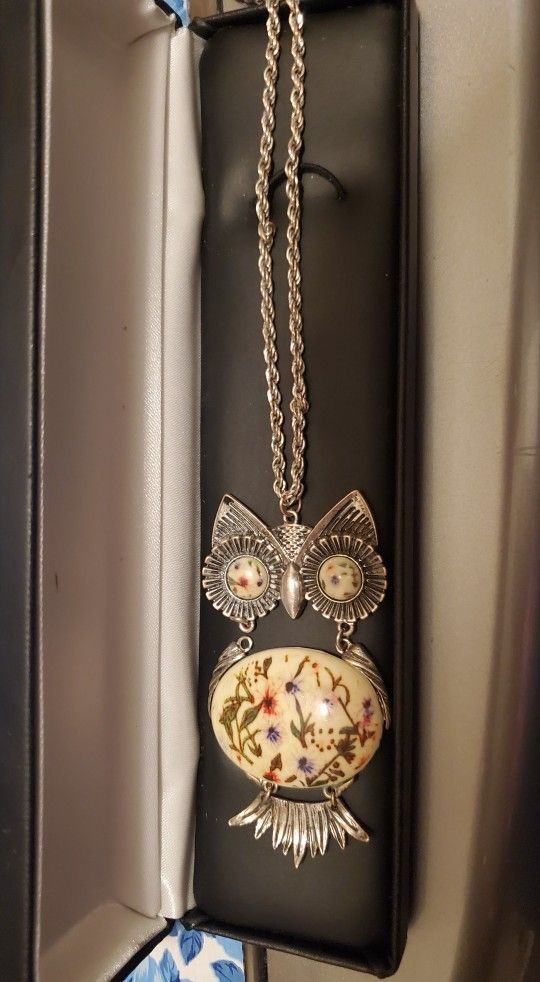 BEAUTIFUL!VINTAGE OWL NECKLACE.W/CHAIN APPROX. 24 IN.