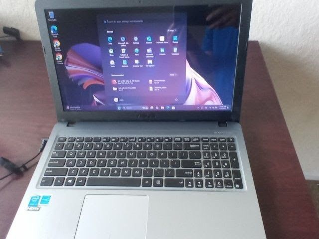 Asus X540LA-SI30205P 15.6-Inch Flagship Premium Laptop (Intel Core i3-5020U 2.2GHz Processor, 4GB DDR3,500GB SSD, Windows 11 Silver