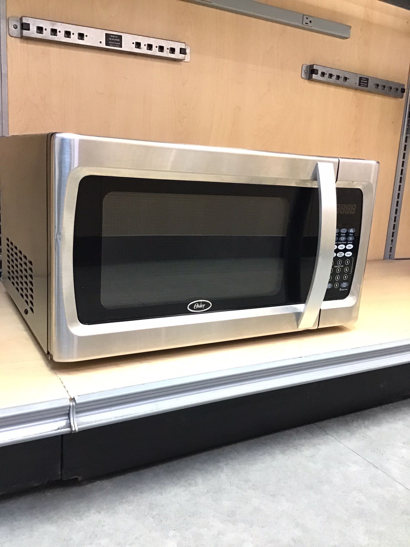 Oster Microwave Oven. for Sale in Long Beach, CA - OfferUp