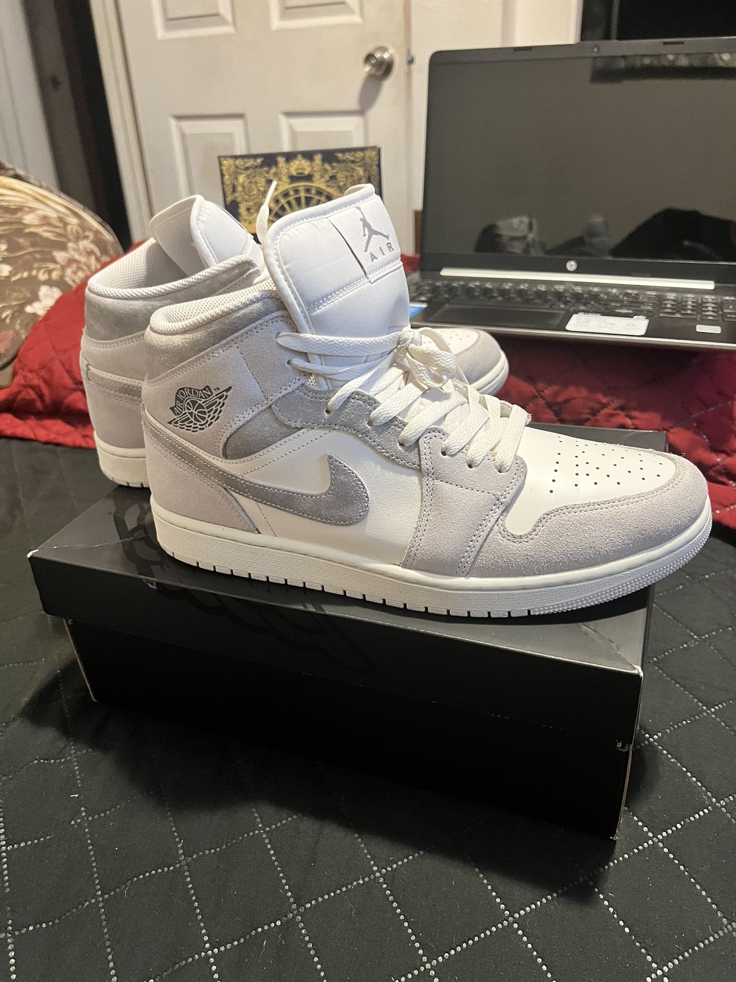 AIR JORDAN MID SE NEUTRAL GREY/SMOKE GREY SAIL