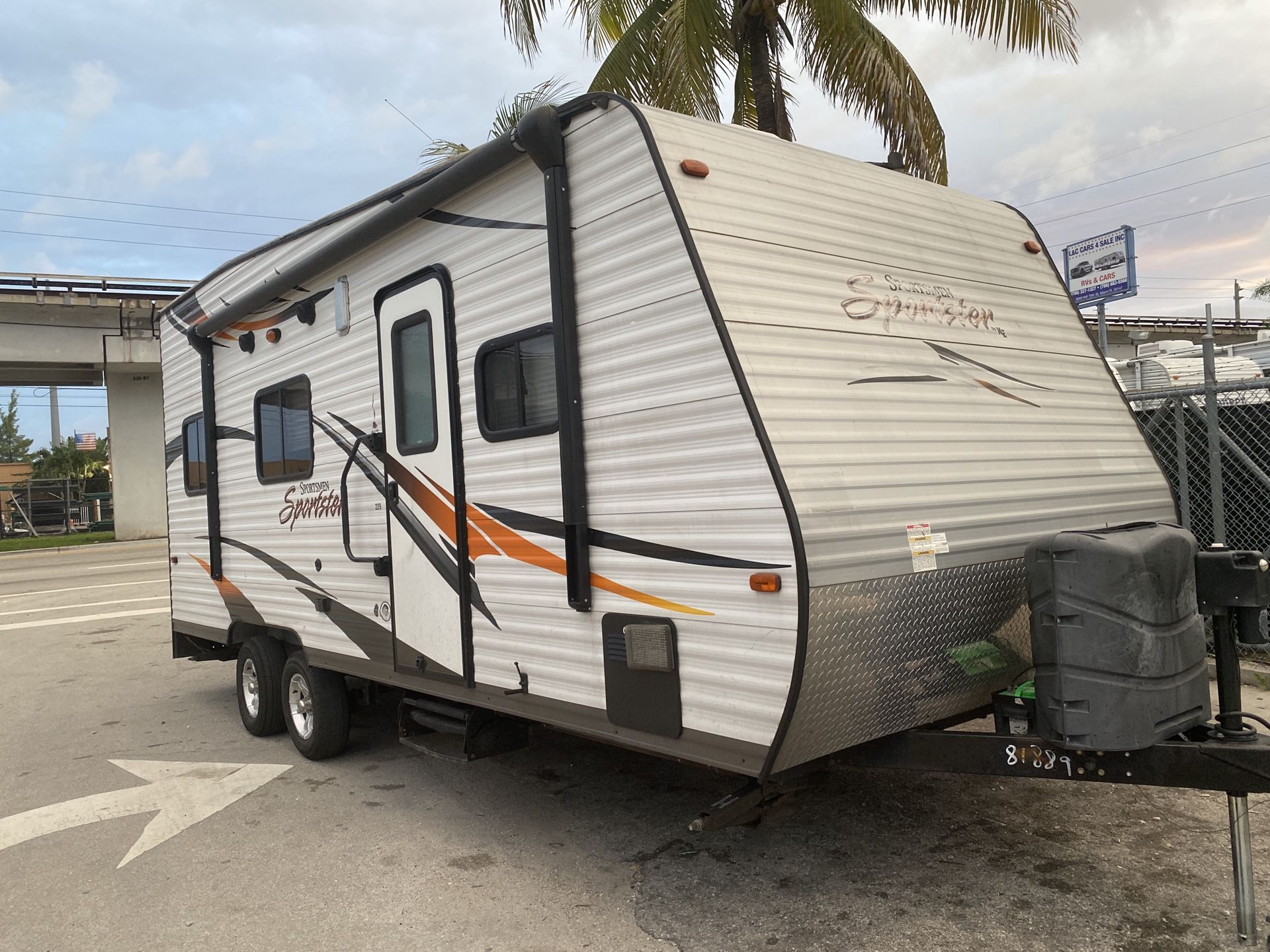 Rv toy hauler año 2015 de 24 pies ubicado 3699 nw 79 st Miami fl 33147 o 786:327:1327