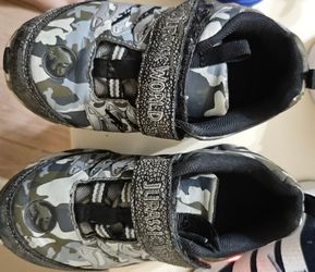 🦖 Jurassic World Light-Up Shoes – Boys Size 9 kids)