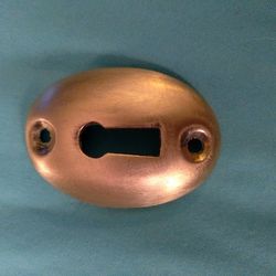 SINGLE VINTAGE SOLID BRASS OVAL DOOR KEYHOLE COVER ESCUTCHEON, DECORATIVE, 1-3/4. Shipped with USPS First Class.Normal wear and tear. Scratches,nicks