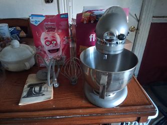 Kitchenaidl mixer with all attachments