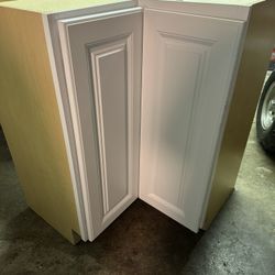 Corner Kitchen Cabinet With Shaker And Metal 