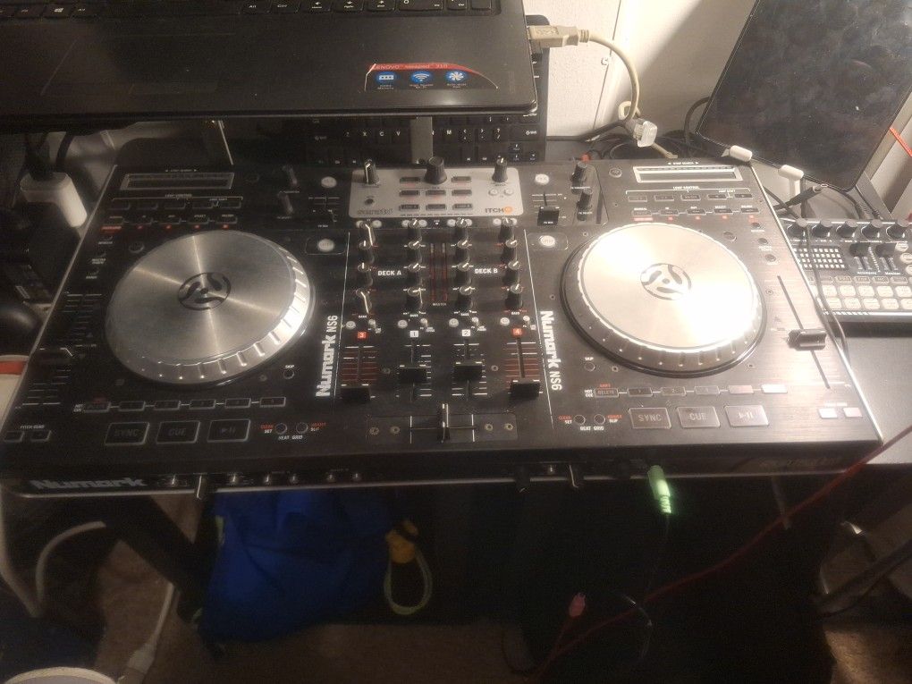 DJ CONTROLLER  