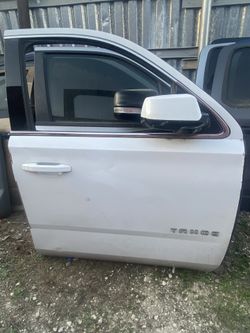 2015 - 2020 WHITE CHEVROLET TAHOE YUKON PASSENGER DOOR OEM139