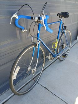 1970s Schwinn cycling road bike, retro, 27" Frame,  nice vintage cycling  bike, new seat,  Great tires,