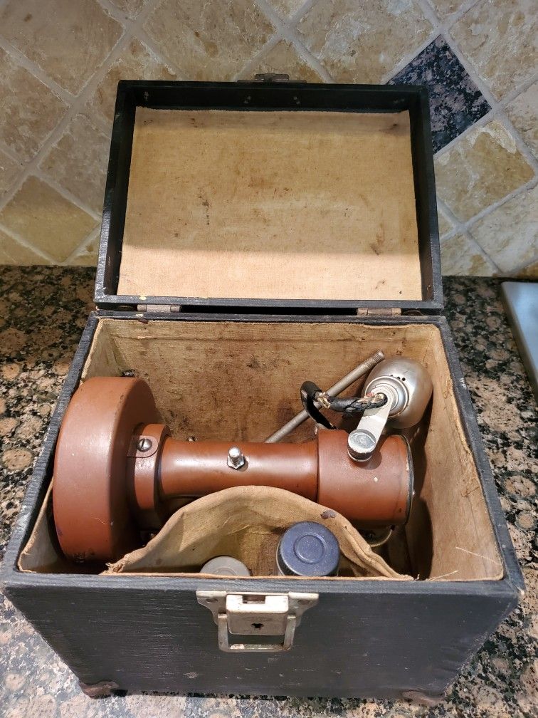VINTAGE INTERNATIONAL CUTAWL WITH ORIGINAL BOX AND ACCESSORIES