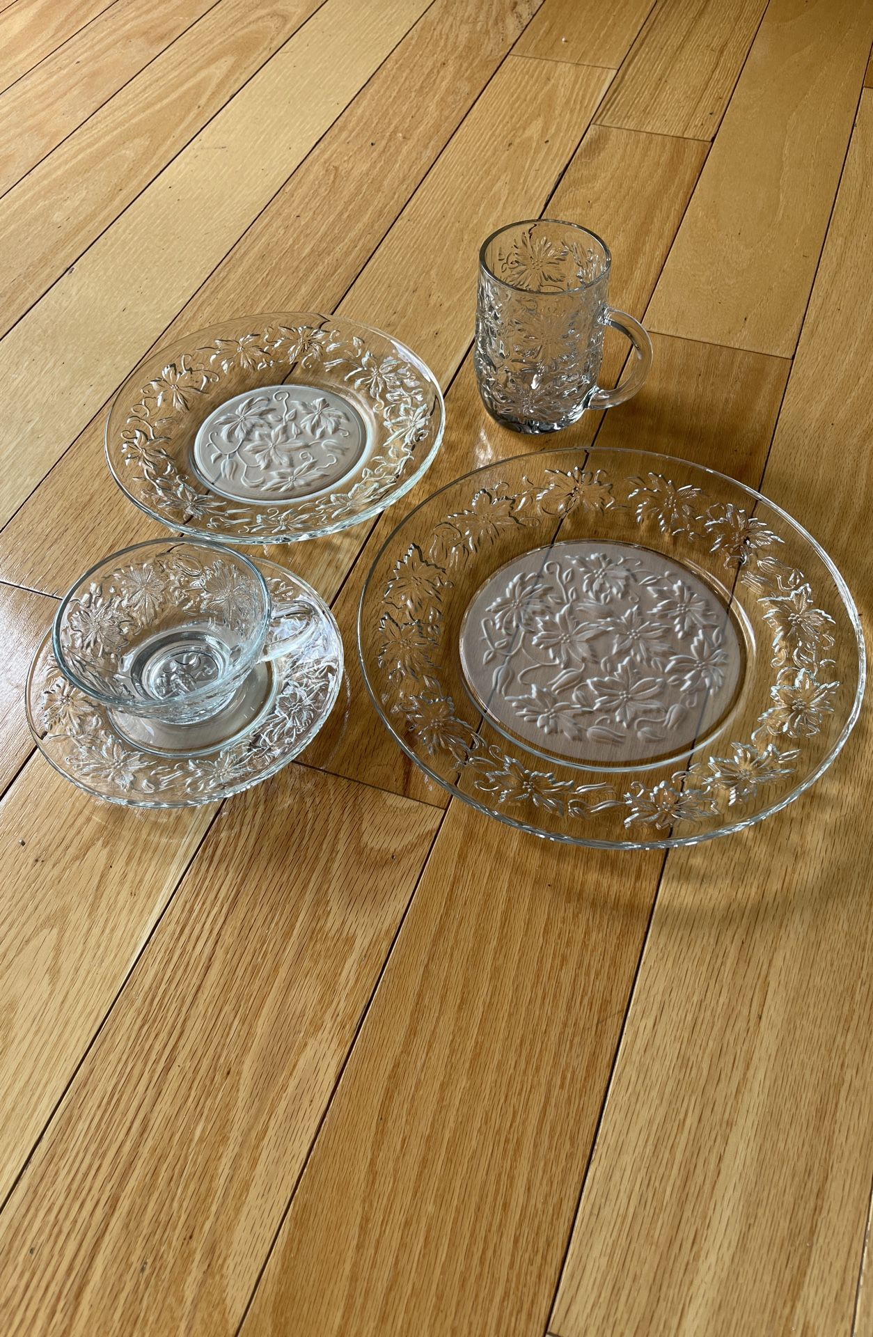 Princess House Fantasia Poinssetia Service For 4