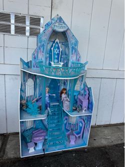 Frozen castle with dolls