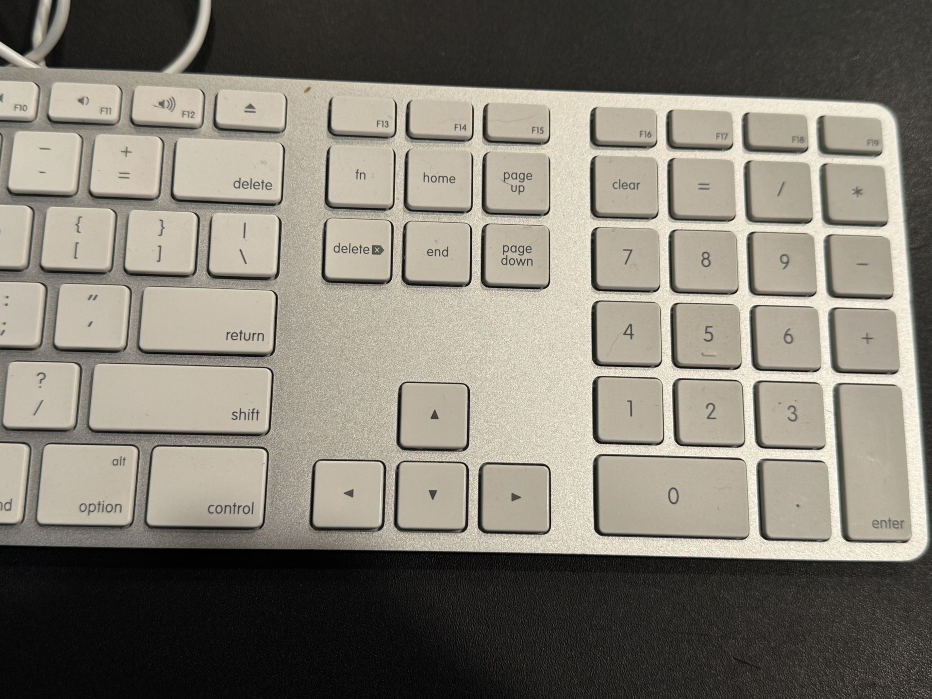 Genuine Apple A1243 Wired Mac Standard USB Keyboard w/ Numeric Keypad White