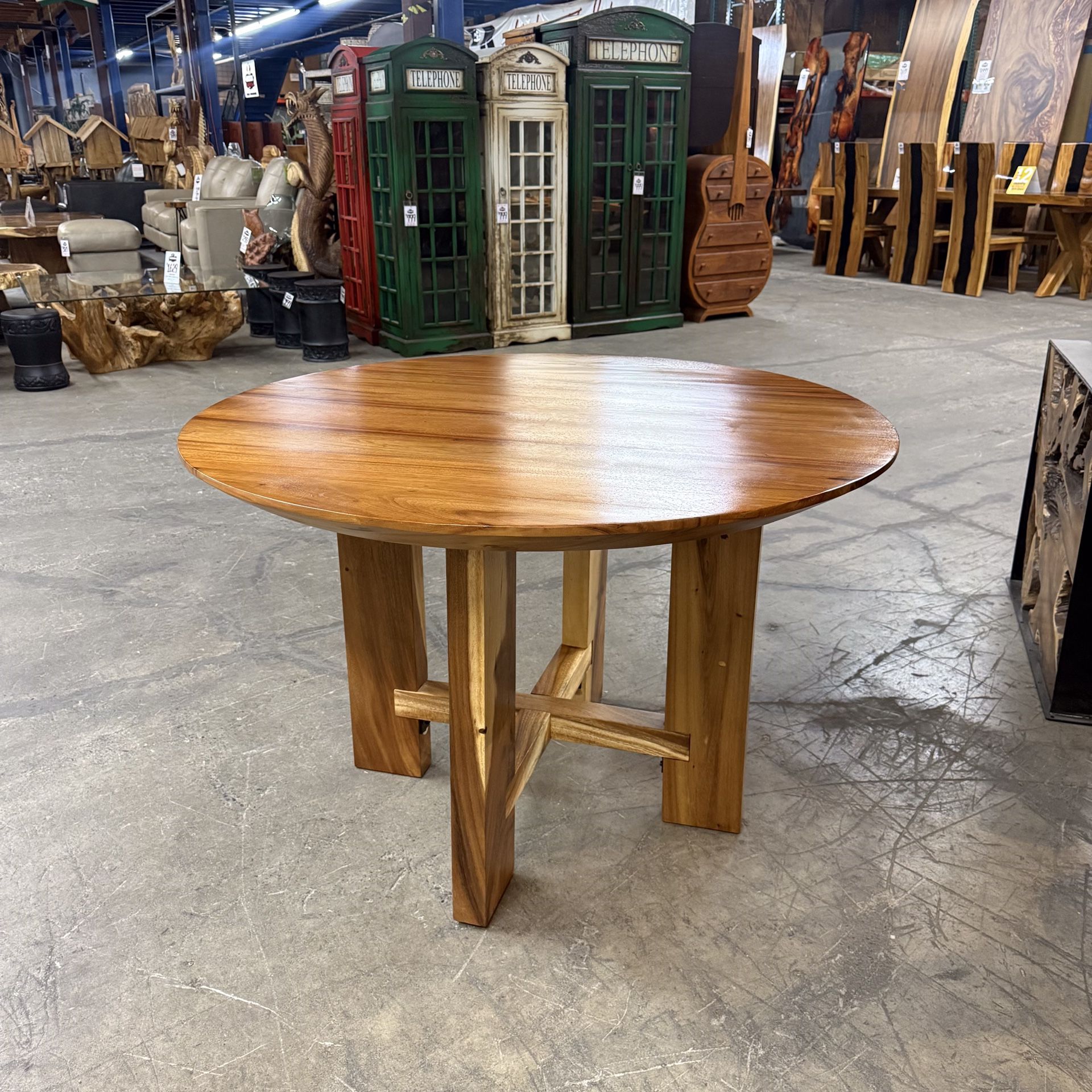 Monkey Pod Round Dining Table - Scandinave
