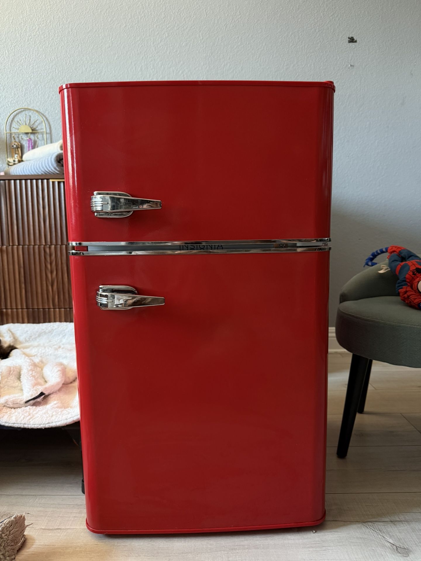Insignia Retro Mini Fridge 3.1 Cu. Ft.