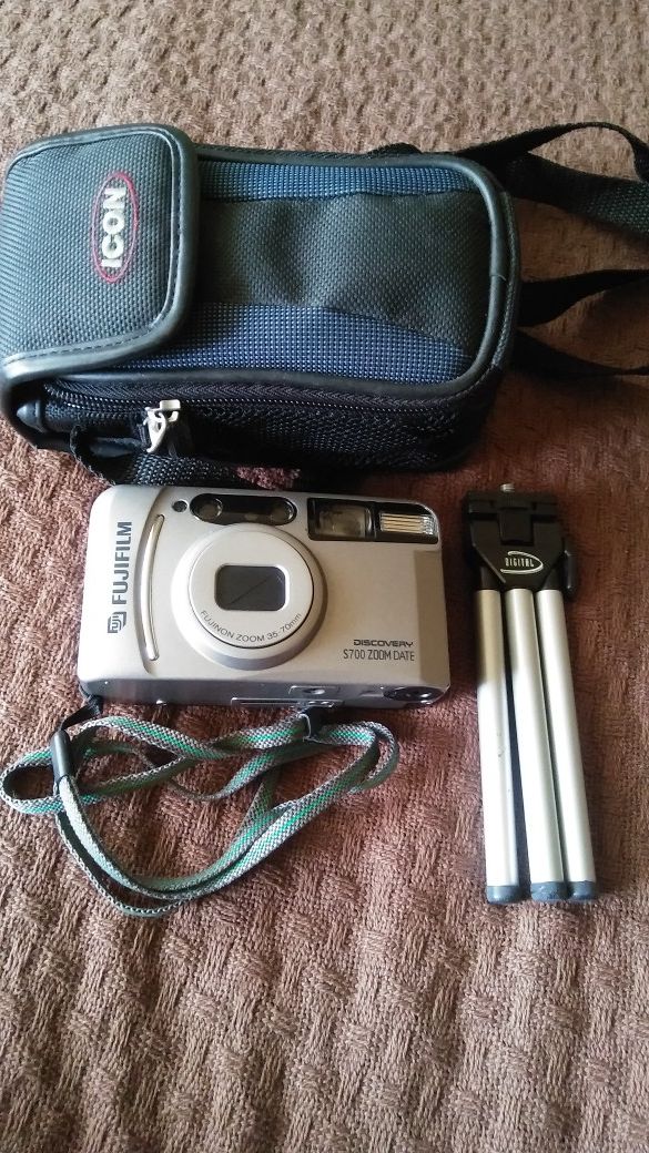 FUGINON S700 35M ZOOM CAMERA, IN EXCELLENT CONDITION W/TRIPOD. CAMERA NEEDS NEW BATTERY THATS ALL. MUST PICK UP PLEASE. THANK YOU!