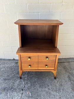 Mid-Century Modern McCobb Style Walnut Nightstand / Side Table