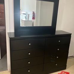 Dresser With Mirror 
