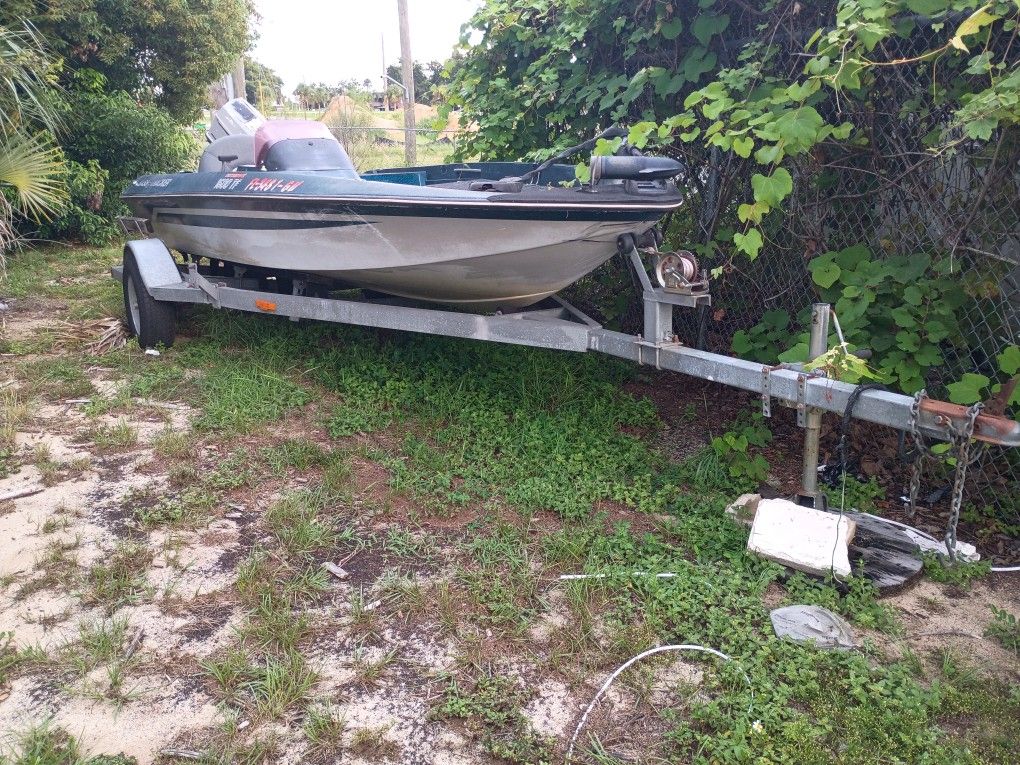 Bass Boat 17' Bass Tracker 