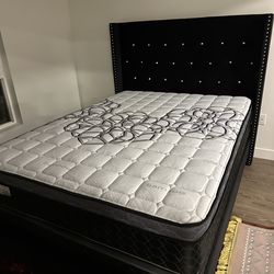 Queen size mattress pillow top 12”.   Mew mattress.     ☎️📲🔥(213)713-74-89.      We offer same day delivery